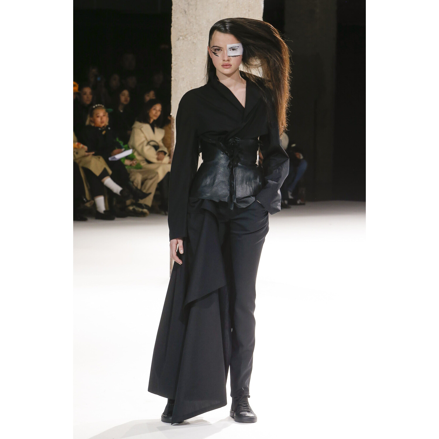 Фото Yohji Yamamoto Fall 2018 Ready-to-Wear , Ёдзи Ямамото осень зима 2018 , Fashion show , неделя моды в Париже , PFW , Mainstyles
